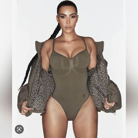 - 🖤FENDI X SKIMS BLACK SCULPTING BODYSUIT G STRING WITH Tags.🖤 - Picture 1 of 6